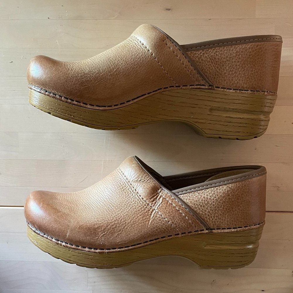 Dansko Honey Distressed Clog Size 38 EU (7.5/8 US)